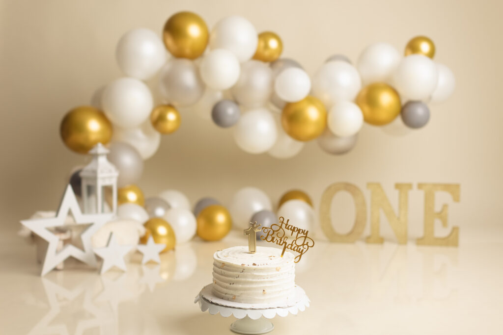 Cake-smash-photography-Theme-gold-white