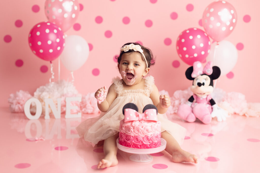 Cake-smash-photography-Theme-minnie-mouse