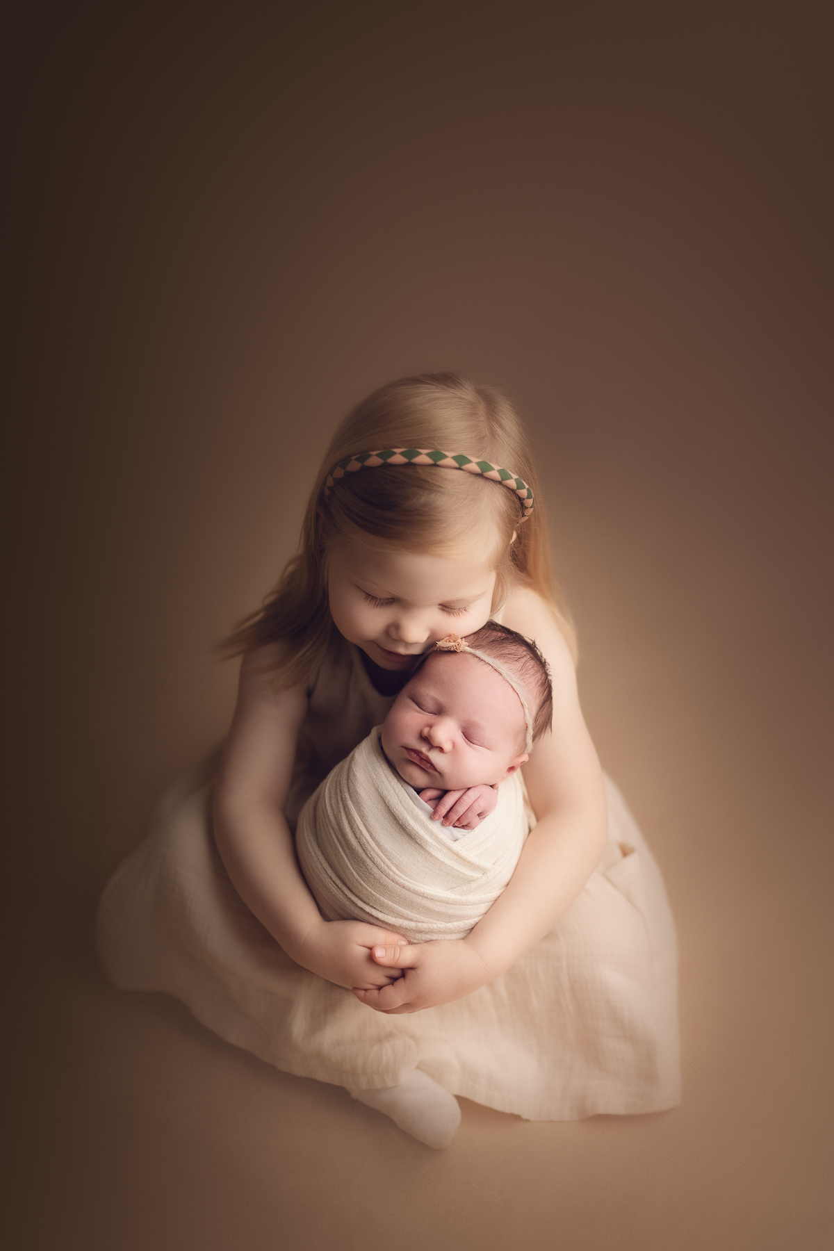 sibling photography in mocha color background. photographer