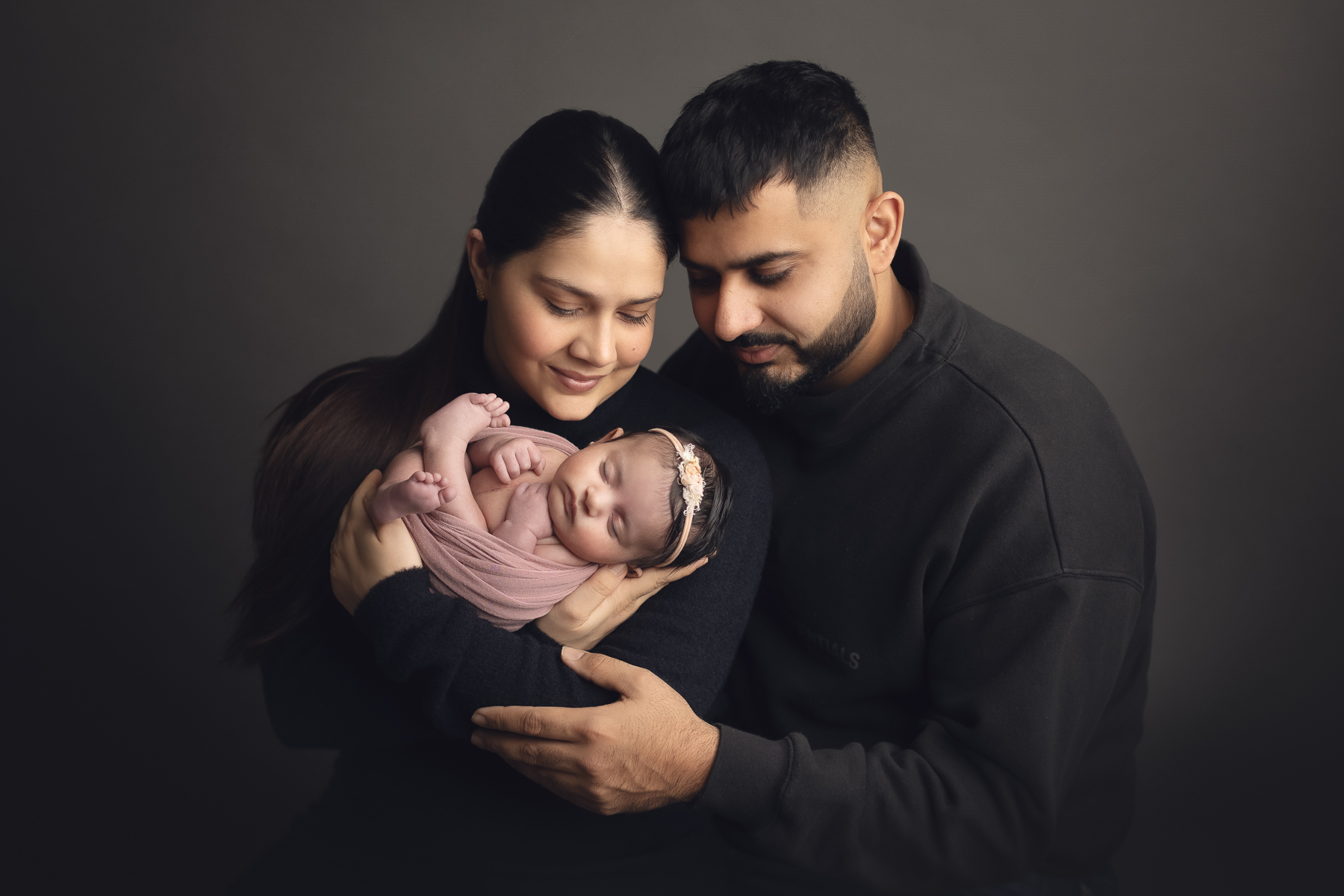 newborn photography with mom and dad in grey background
