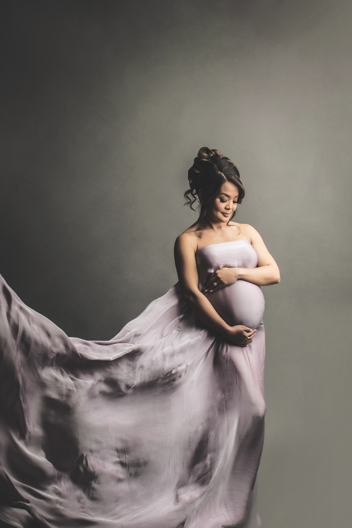 Silk fabric draping for maternity photography session in the studio - fineart professional pregnancy photoshoot