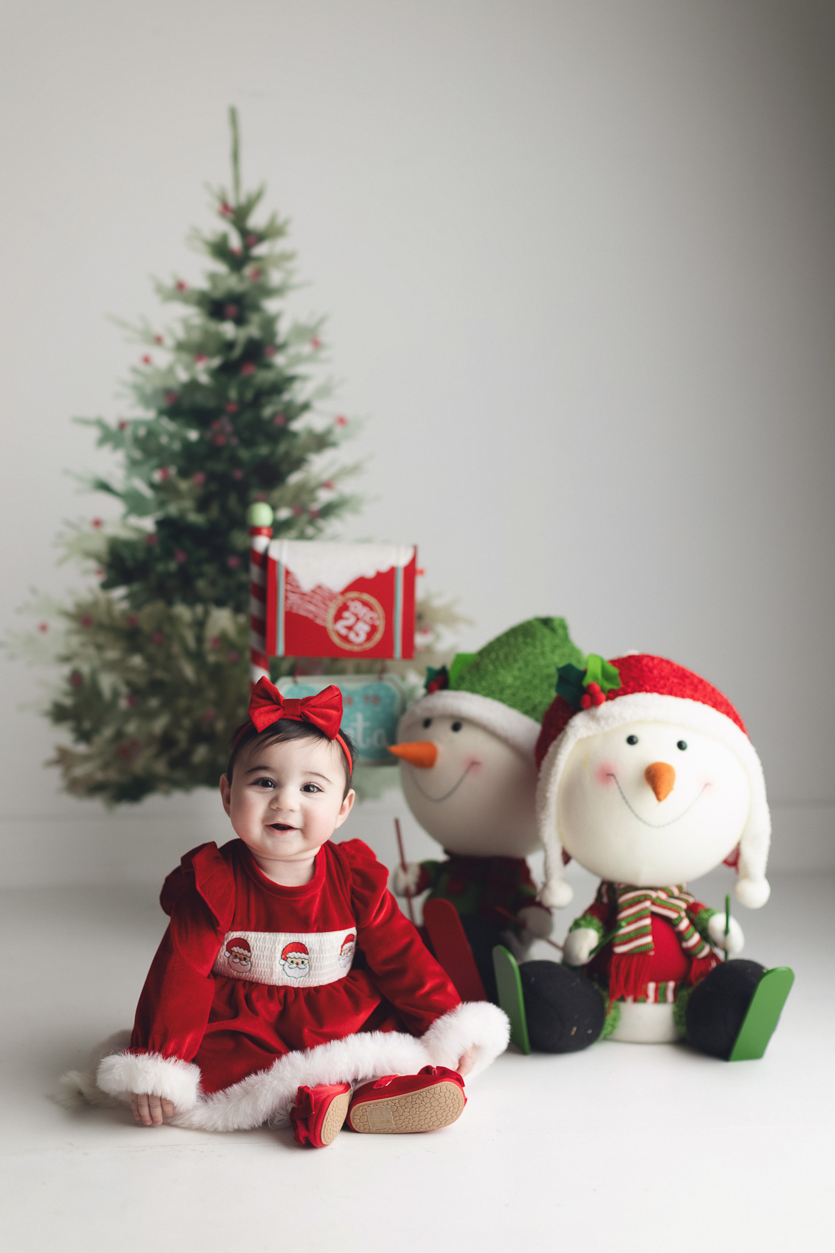 Christmas mini sessions Vancouver cream and tree set